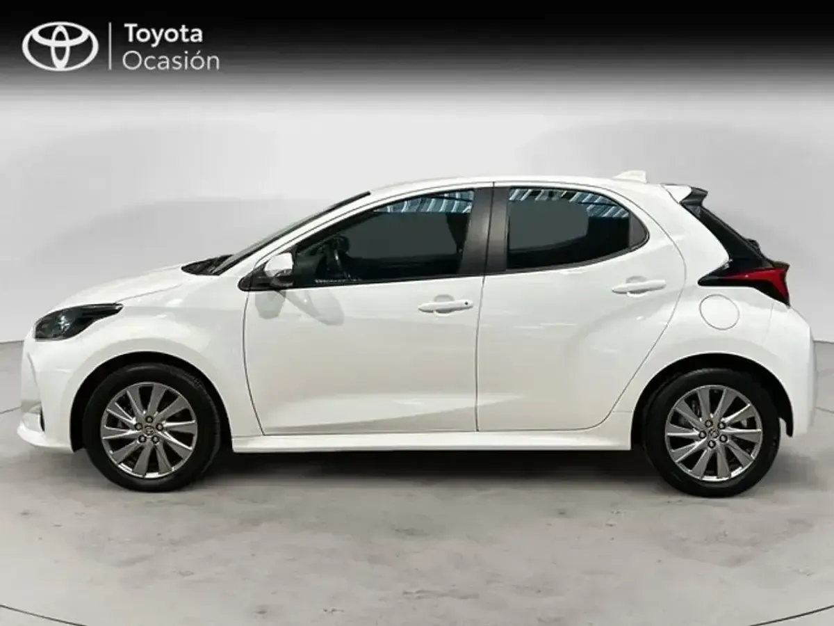 Usado Toyota Yaris Hybrid Active 116 CV (85 kW) 2024 Blanco Berlina