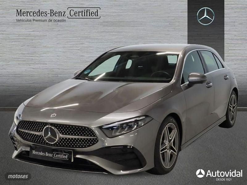 Gris montaña Usado 2023 Mercedes A180 Berlina | 33.900 € (Un poco caro) - Imagen 1/4