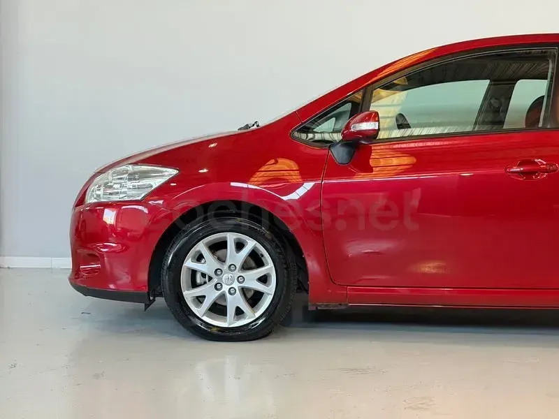 Usado Toyota Auris Active 132 CV (97 kW) 2012 Rojo Berlina
