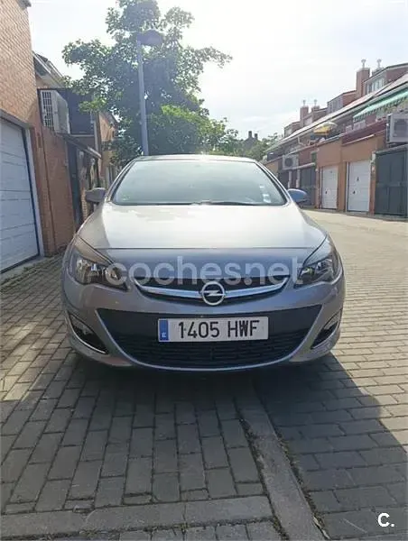 Usado Opel Astra Selective 110 CV (80 kW) 2014 Gris / plata Berlina