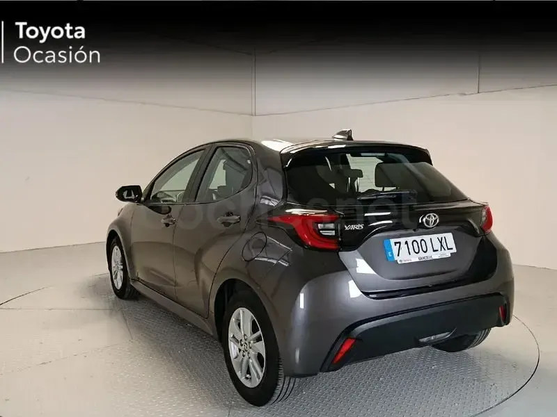 Usado Toyota Yaris 125 CV (91 kW) 2022 Gris / plata Utilitario