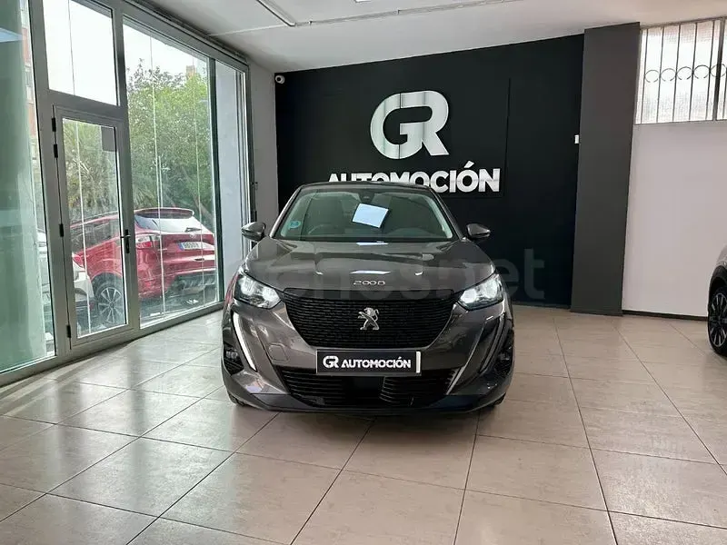 Usado Peugeot 2008 Active 100 CV (73 kW) 2020 Gris / plata SUV
