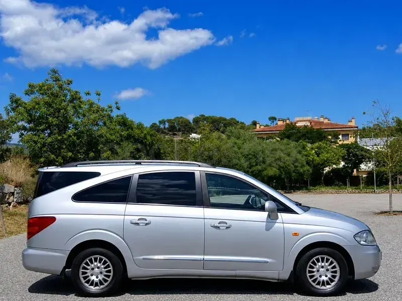 Usado SsangYong Rodius 165 CV (121 kW) 2010 Gris / plata Monovolumen