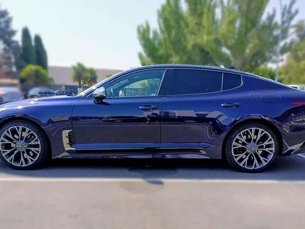 Usado Kia Stinger GT-Line 256 CV (188 kW) 2017 Azul Utilitario