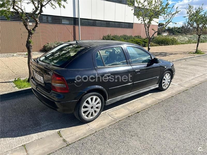 Usado Opel Astra Edition 100 CV (73 kW) 2004 Negro Berlina