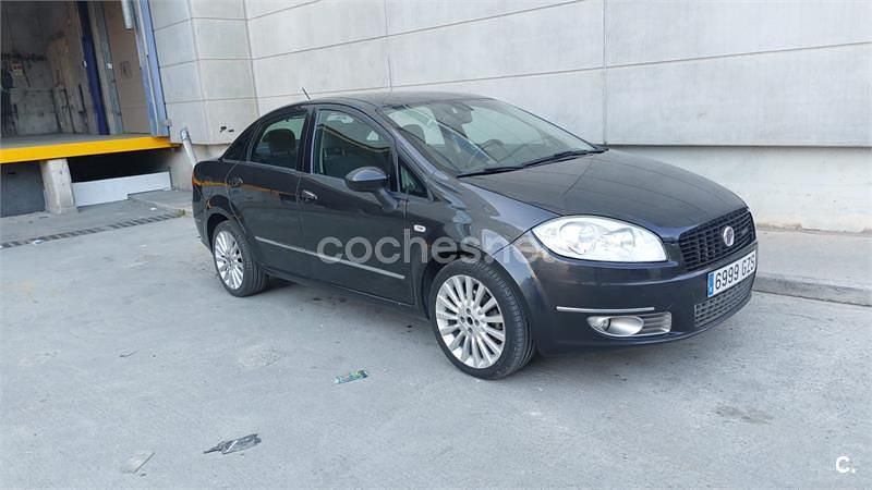 Usado Fiat Linea Emotion 105 CV (77 kW) 2010 Negro Berlina