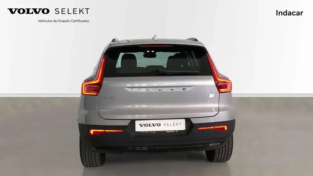 Usado Volvo XC40 Core 169 kW (230 CV) 2023 Plateado SUV