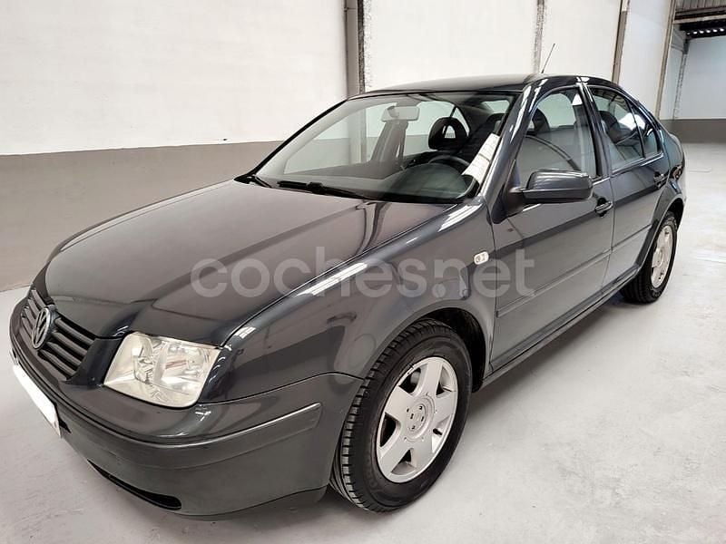 Gris / plata Usado 2001 VW Bora Trendline Berlina | 4990 € - Imagen 1/4