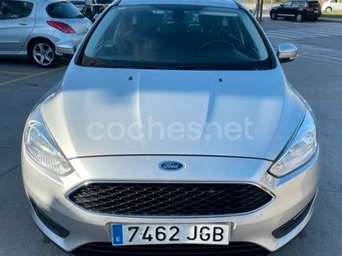 Usado Ford Focus Trend 125 CV (91 kW) 2015 Gris / plata Berlina