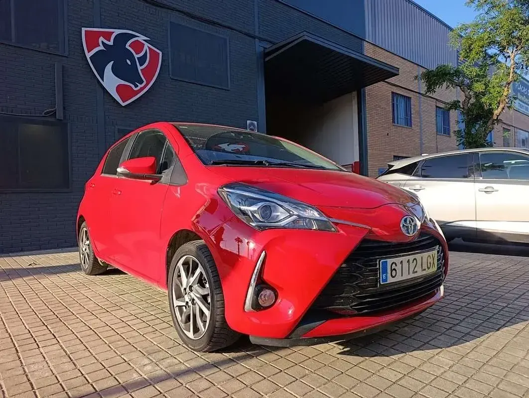 Usado Toyota Yaris Active 111 CV (81 kW) 2020 Rojo Berlina