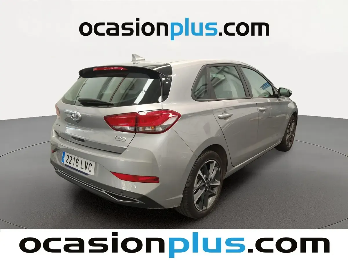 Usado Hyundai i30 110 CV (80 kW) 2021 Gris plata Utilitario