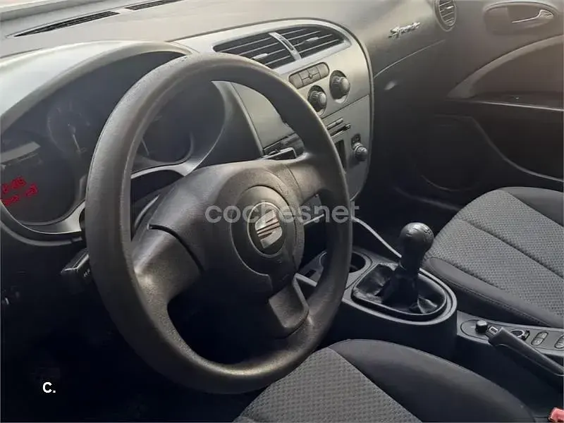 Usado Seat Leon Sport 102 CV (75 kW) 2007 Gris / plata Utilitario