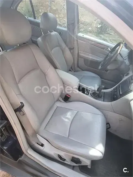 Usado Mercedes C220 Avantgarde 143 CV (105 kW) 2002 Violeta / lila Berlina