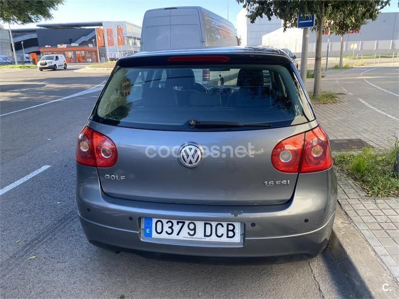 Usado VW Golf IV Highline 115 CV (84 kW) 2005 Gris / plata Berlina