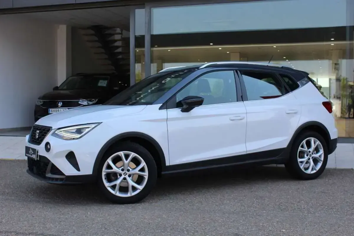 Usado Seat Arona FR 115 CV (84 kW) 2025 Blanco SUV