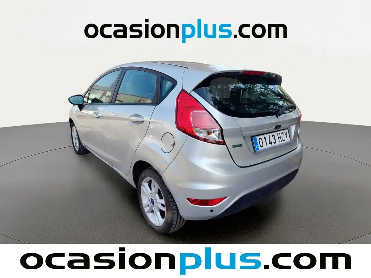 Usado Ford Fiesta Trend 100 CV (73 kW) 2014 Gris plata Utilitario