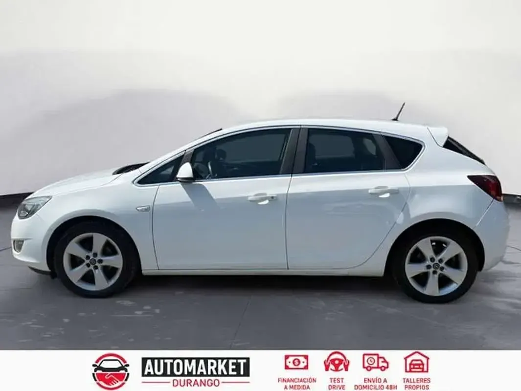Usado Opel Astra Cosmo 140 CV (102 kW) 2011 Blanco Berlina
