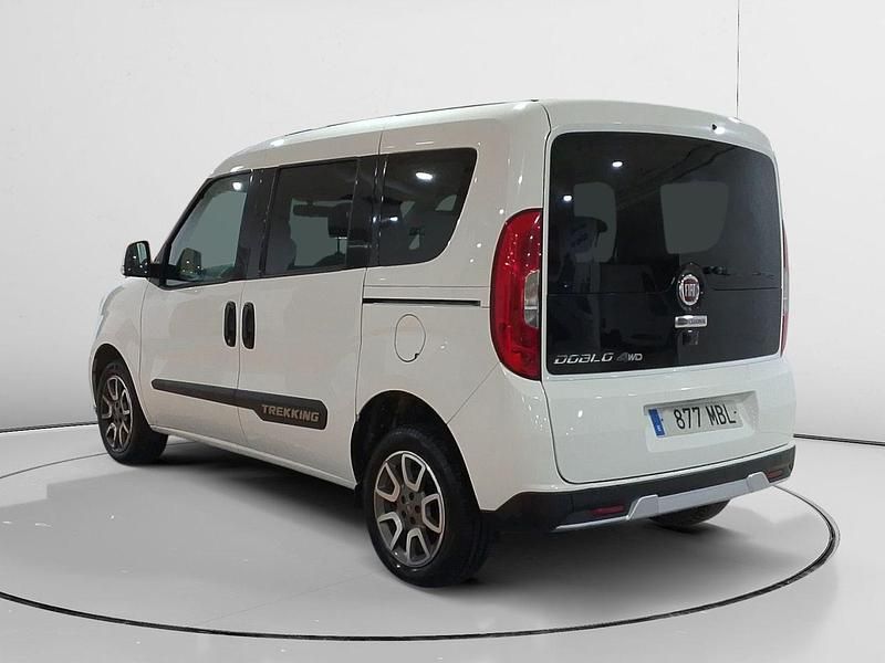 Usado Fiat Doblò Trekking 120 CV (88 kW) 2022 Blanco Monovolumen