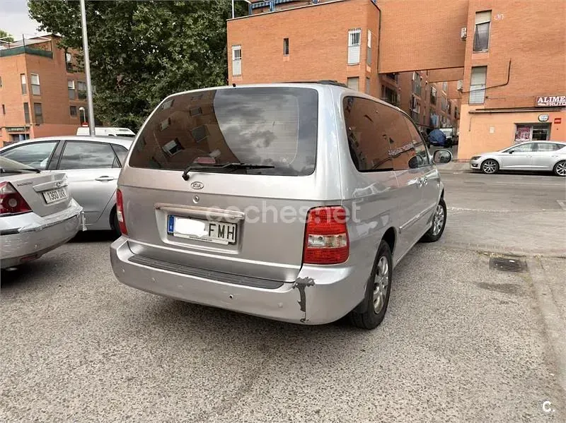 Usado Kia Carnival LX 144 CV (105 kW) 2007 Gris / plata Monovolumen