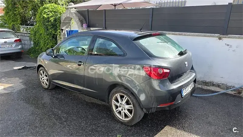 Usado Seat Ibiza SC Style 90 CV (66 kW) 2010 Gris / plata Utilitario