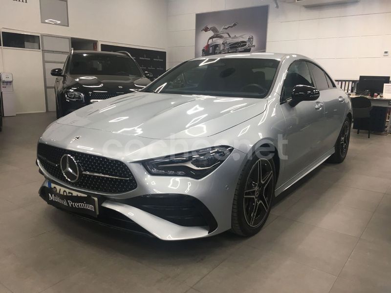 Gris / plata Usado 2024 Mercedes CLA200 Berlina | 39.900 € (Precio justo) - Imagen 1/4