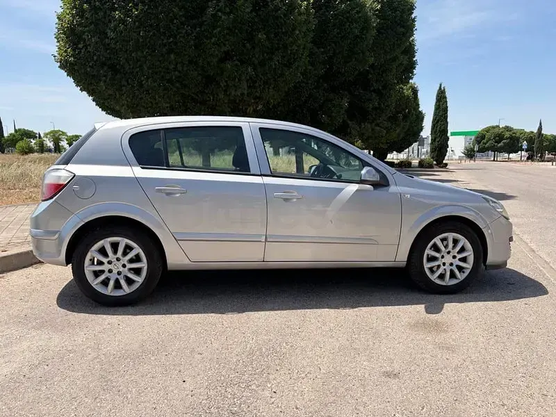 Usado Opel Astra Enjoy 100 CV (73 kW) 2006 Gris / plata Berlina