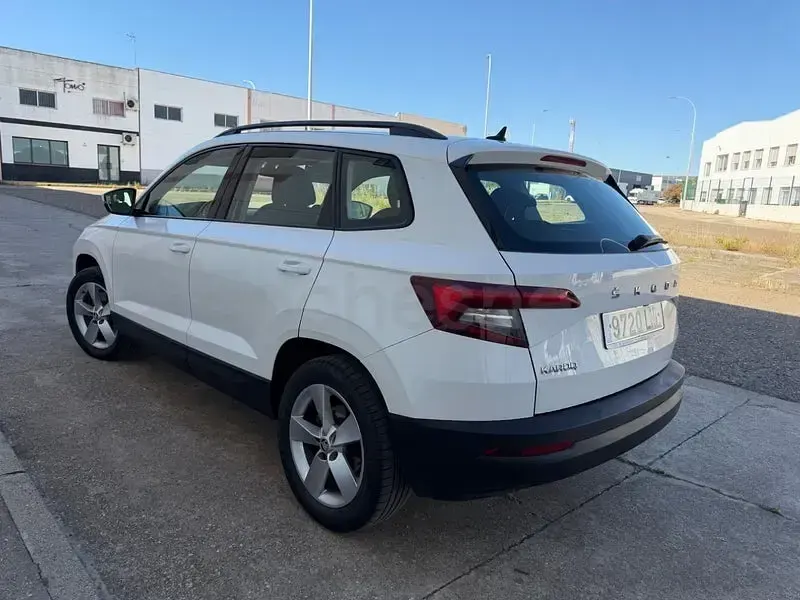 Usado Skoda Karoq Ambition 150 CV (110 kW) 2021 Blanco SUV