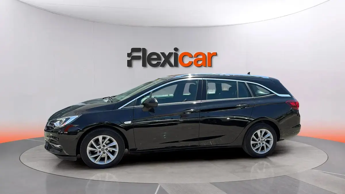 Usado Opel Astra Ultimate 145 CV (106 kW) 2020 Negro Familiar