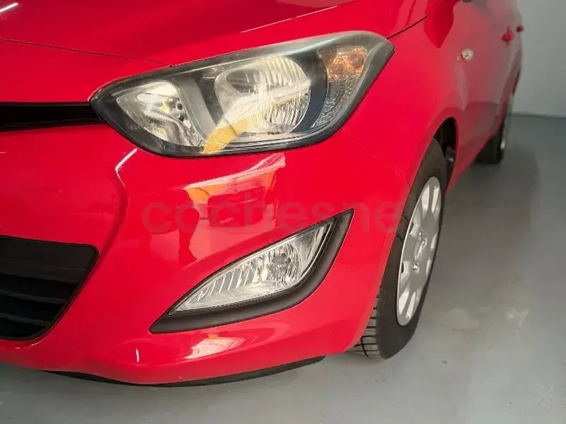 Usado Hyundai i20 85 CV (62 kW) 2013 Granate Utilitario