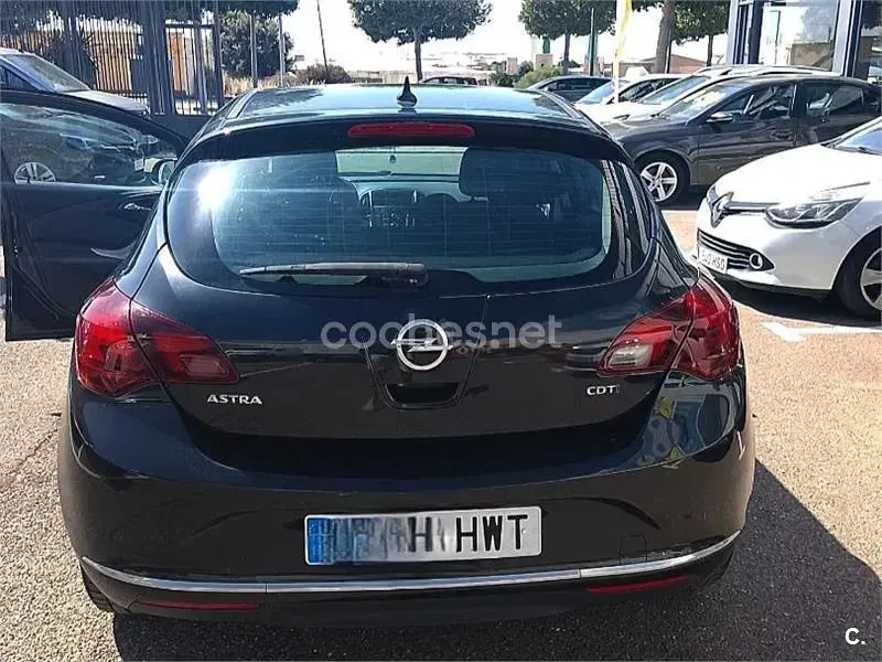 Usado Opel Astra Selective 110 CV (80 kW) 2014 Negro Berlina