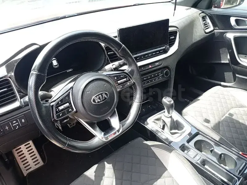 Usado Kia Ceed 136 CV (100 kW) 2021 Granate Utilitario