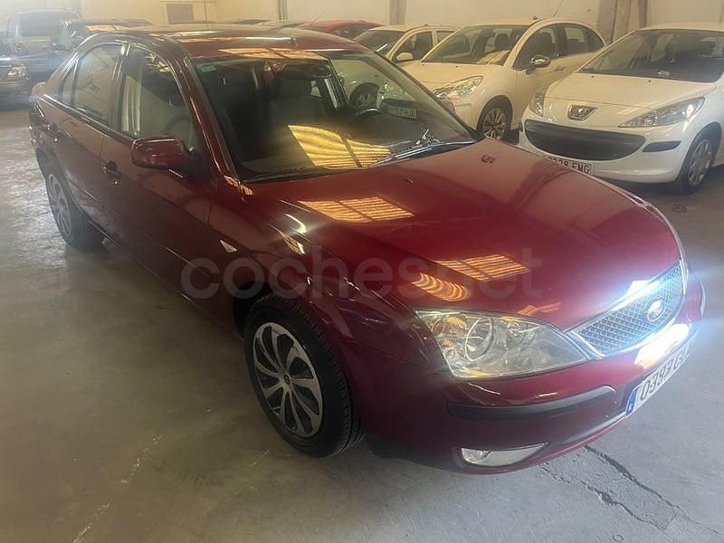 Usado Ford Mondeo Trend 130 CV (95 kW) 2004 Granate Berlina