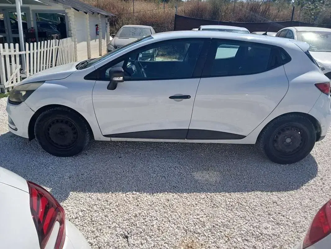 Usado Renault Clio Authentique 75 CV (55 kW) 2015 Blanco Utilitario