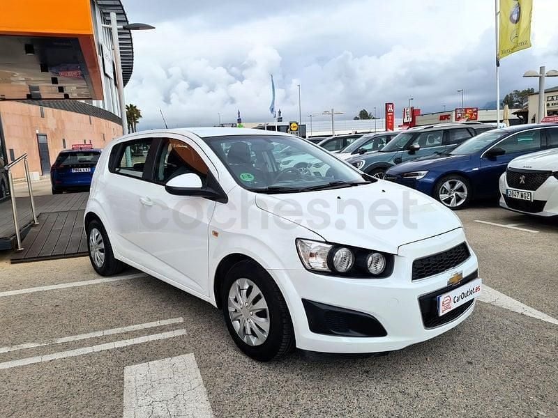 Usado Chevrolet Aveo LT 100 CV (73 kW) 2013 Blanco Berlina