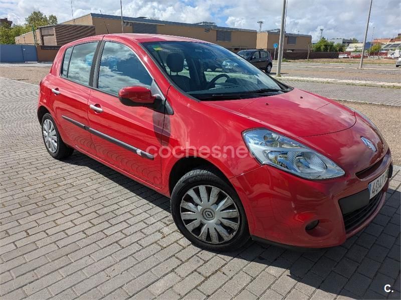 Rojo Usado 2009 Renault Clio II Expression Berlina | 4300 € (Buen precio) - Imagen 1/4