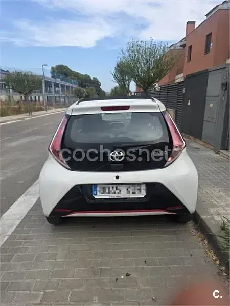 Usado Toyota Aygo X-play 69 CV (50 kW) 2017 Blanco Utilitario