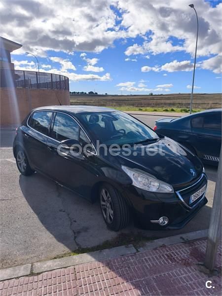 Usado Peugeot 208 Allure 92 CV (67 kW) 2014 Negro Utilitario