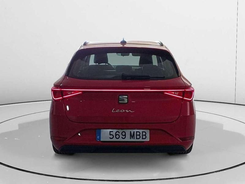 Usado Seat Leon Reference 117 CV (86 kW) 2022 Rojo Familiar