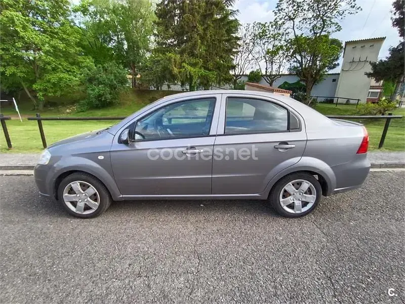 Usado Chevrolet Aveo LS 101 CV (74 kW) 2010 Gris / plata Berlina