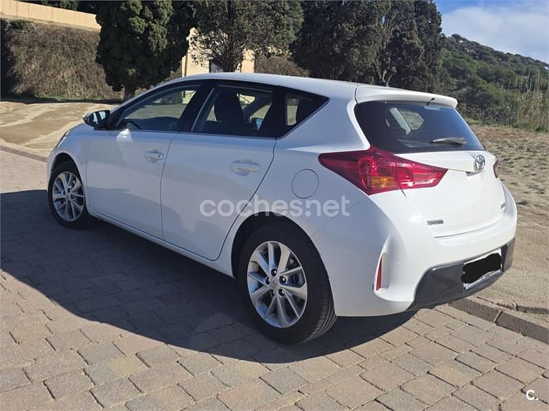Usado Toyota Auris Active 132 CV (97 kW) 2013 Blanco Berlina