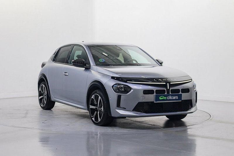 Usado Lancia Ypsilon 110 CV (80 kW) 2025 Negro Utilitario