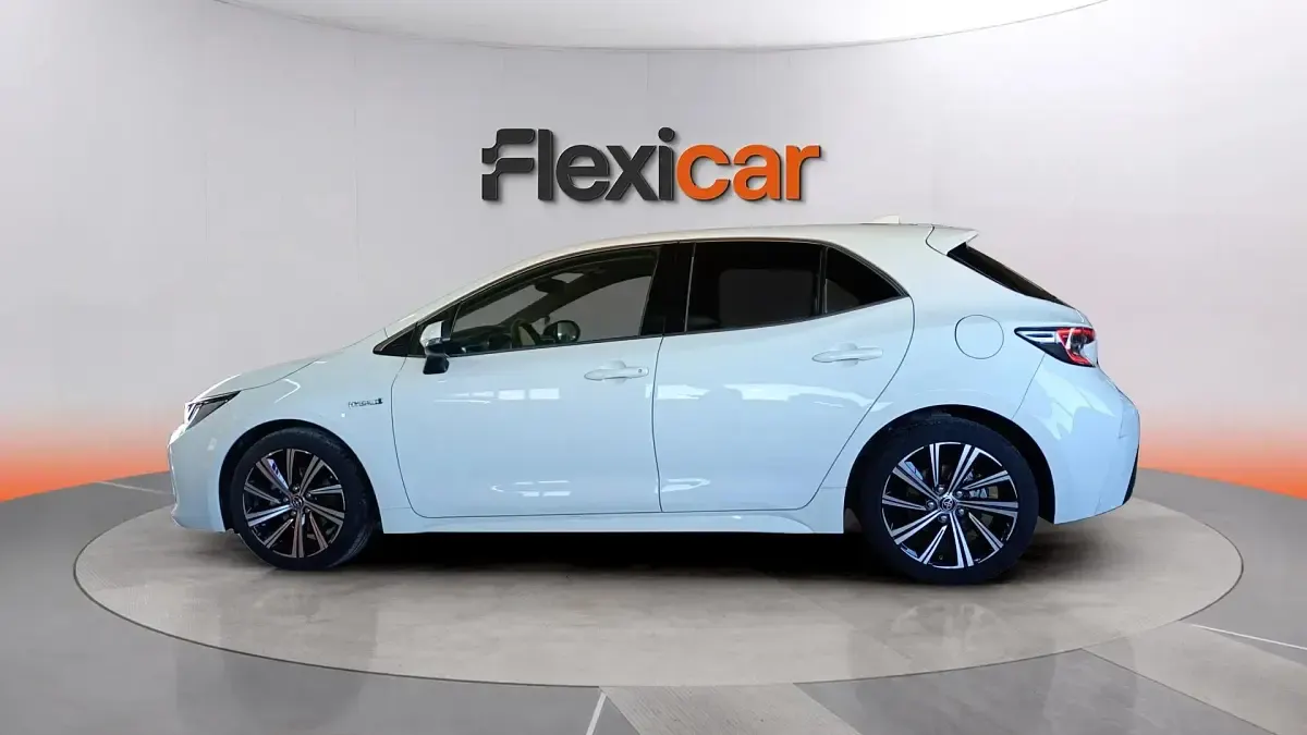 Używany Toyota Corolla Active 122 KM (89 kW) 2020 Biały Sedan/Limuzyna