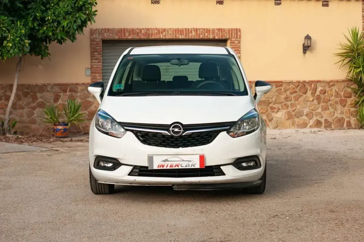 Usado Opel Zafira Tourer Selective 140 CV (102 kW) 2017 Blanco Monovolumen