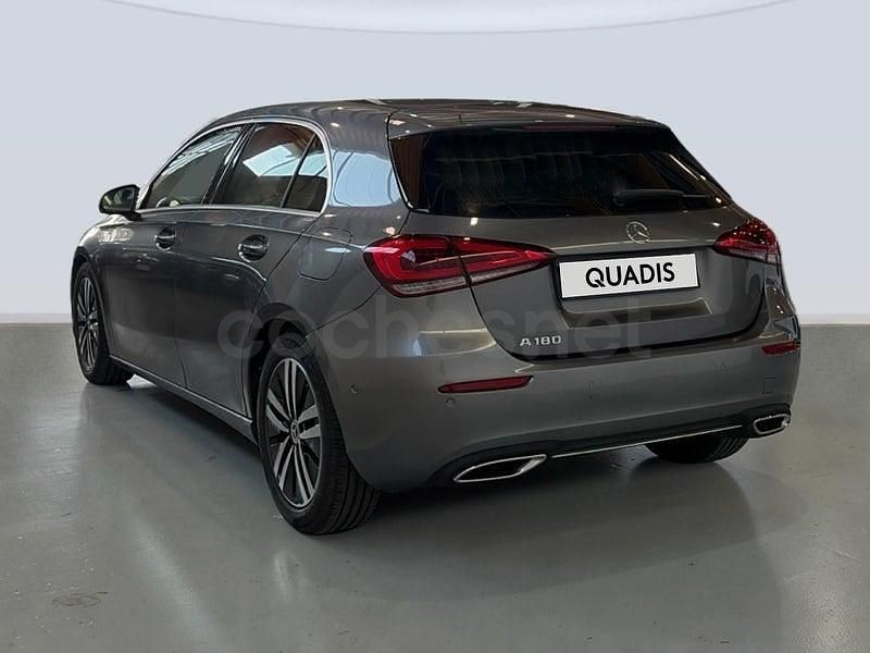 Usado Mercedes A180 136 CV (100 kW) 2022 Gris / plata Berlina