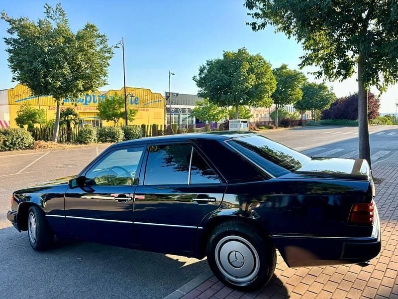 Usado Mercedes E300 147 CV (108 kW) 1989 Azul Berlina