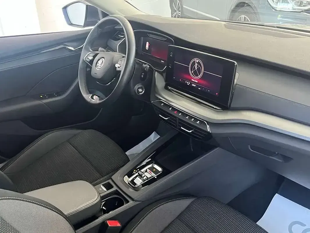 Usado Skoda Octavia Ambition 150 CV (110 kW) 2024 Gris Familiar