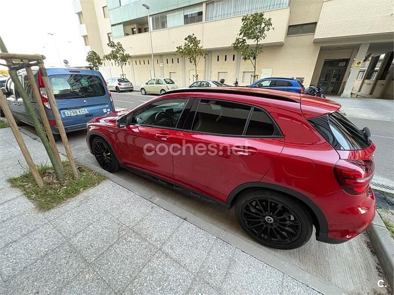 Usado Mercedes GLA180 122 CV (89 kW) 2019 Rojo SUV