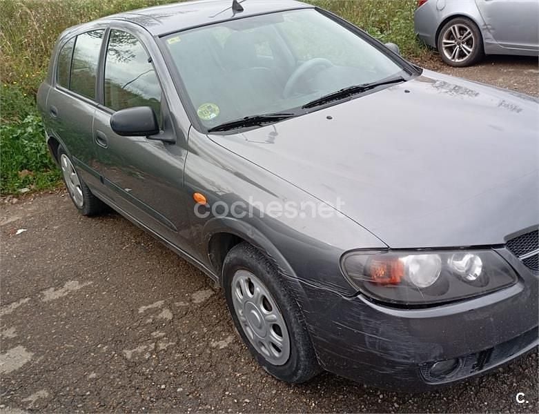 Usado Nissan Almera Visia 116 CV (85 kW) 2003 Gris / plata Berlina