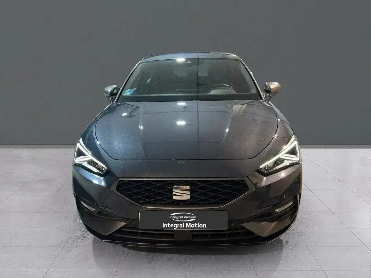 Usado Seat Leon FR 110 CV (80 kW) 2024 Gris Berlina