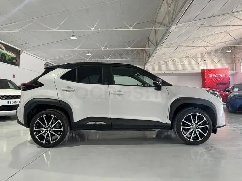 Usado Toyota Yaris Cross Sport 131 CV (96 kW) 2022 Gris / plata SUV